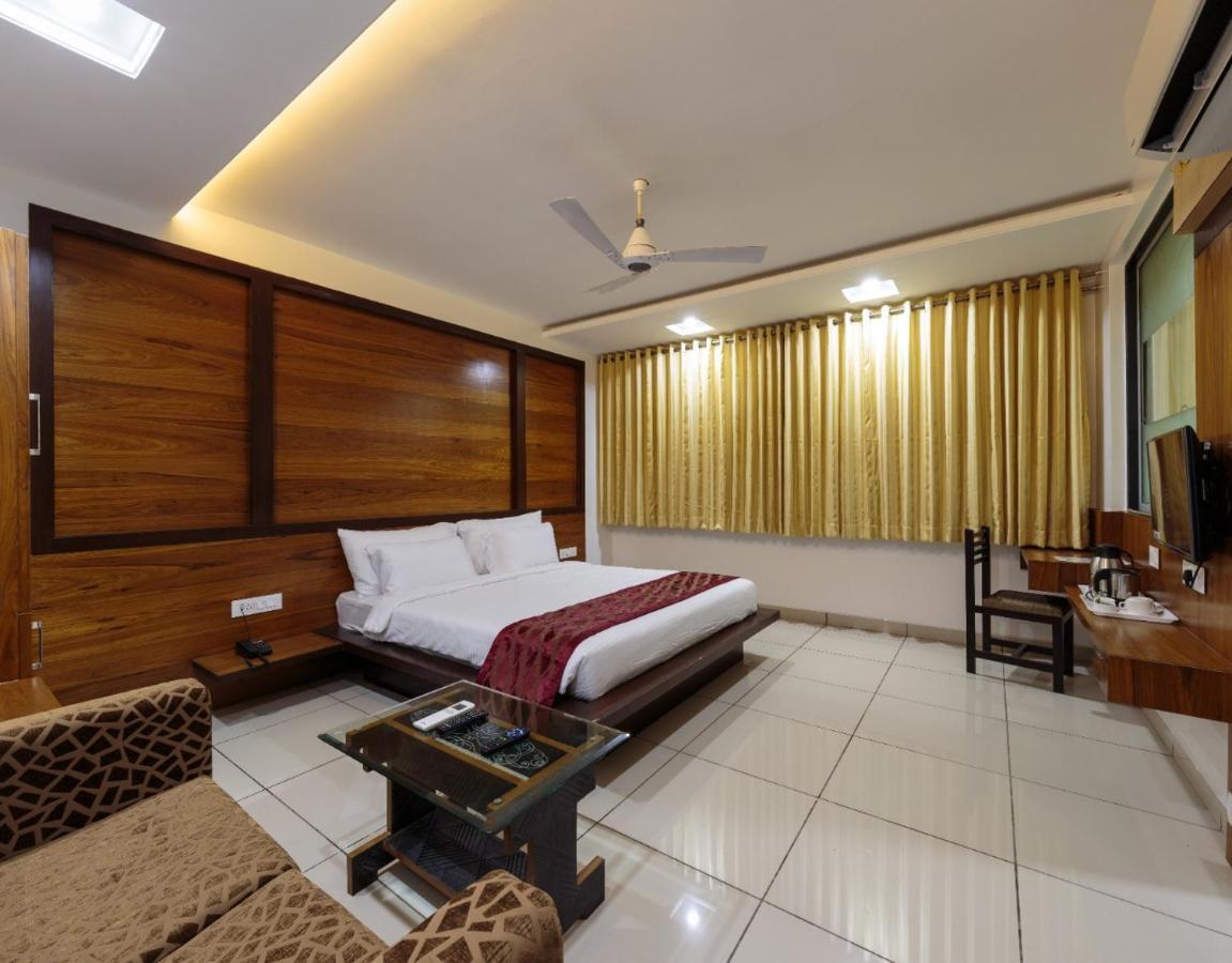 Hotel Radiant Kolhapur Zewnętrze zdjęcie